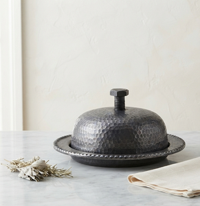 Beurrier en métal martelé arrondi avec couvercle, design minimaliste, vaisselle de cuisine, préservation de la fraîcheur - Product Image 1