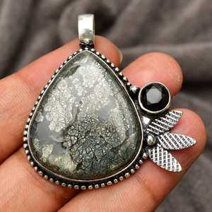 Pendentif artisanal en marcassite et onyx noir, bijoux en argent sterling 925, cadeau élégant pour femmes et filles - Product Image 1