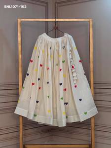 Colección de Lehengas acampanadas de algodón Cora con bordado de hilo de colores dispersos en forma de corazón para festivales - Proveedor y exportador mundial - Product Image 3