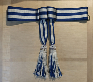 Ceinture de cérémonie avec pompons argentés et bleus – Écharpe décorative pour défilés et événements, prix abordable, OEM - Product Image 5
