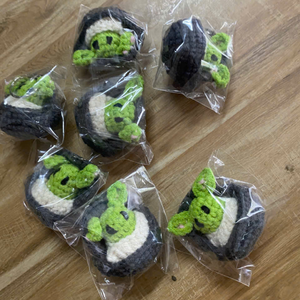 Llavero de amigurumi de alienígena clásico de dibujos animados, tejido a mano, OEM ODM, que cambia de color, con logotipo personalizado, venta al por mayor, hecho en Vietnam - Product Image 4