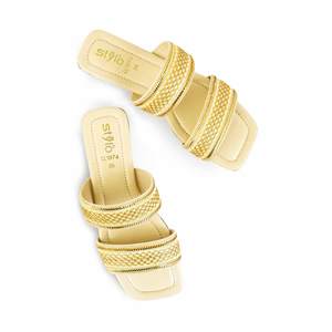 Zapatillas informales doradas CL1974 Diseño de zapatos gruesos para mayor comodidad y estilo - Product Image 1