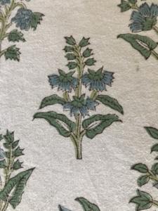 Tissu en coton imprimé à la main – Motif floral Buta de petite taille |   Bleu turquoise et vert olive |   Textile indien fait main - Product Image 3