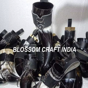 Cuerno para Beber de Búfalo Tallado y Pulido Estilo Vikingo, Decoración Náutica Ecológica con Soporte de Cuero, Motivo Animal y de Ángel - Product Image 1