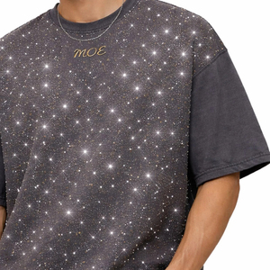 เสื้อยืดผ้าฝ้ายผู้ชายขนาดใหญ่พิเศษ พิมพ์ลายดาววิบวับ พร้อมโลโก้ MOE ด้านหน้า ดีไซน์คอกลม แขนสั้น แบบลำลอง - Product Image 4