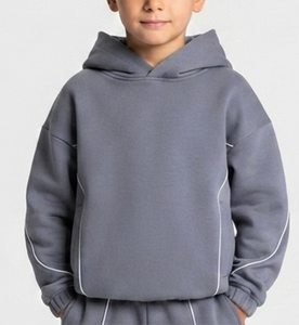 Conjunto Deportivo Personalizado para Niños en Gris Grafito con Líneas en Contraste, Sudadera con Capucha de Felpa de Algodón Suave y Transpirable y Pantalones Deportivos de Pierna Ancha, Fabricante OEM - Product Image 3