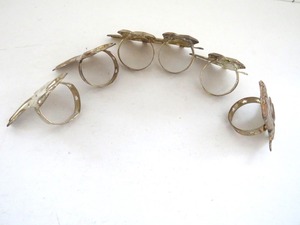 Porte-serviettes en métal en forme de bottes, style royal, pour une décoration de table majestueuse et élégante lors des occasions formelles. - Product Image 3