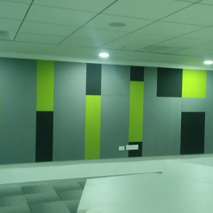 Panneaux acoustiques muraux et de plafond en fibre de verre recouverts de tissu APS pour un contrôle sonore efficace - Product Image 4