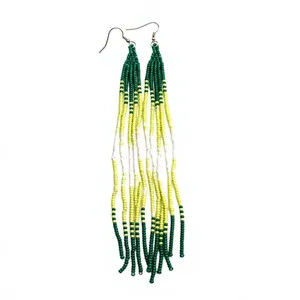 Boucles d'oreilles pendantes longues multicolores faites à la main en perles de verre plaqué or avec pompons et perles de rocaille - Élégantes, style bohème, pour mariage et plage - Product Image 1