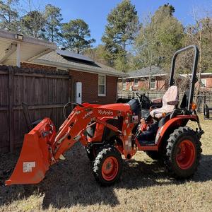 Tractor pequeño y confiable para granjas, con potente motor diésel y capacidad de tracción en las cuatro ruedas, diseñado para excavación y elevación eficientes. - Product Image 2