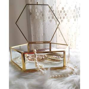 Boîte à bijoux vintage en verre hexagonal doré, boîte à terrarium, support pour bague de fiançailles ou de mariage, emballage cadeau personnalisé avec logo pour bijoux préservés - Product Image 1
