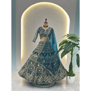 Ensemble tendance indien Lehenga, blouse et dupatta avec broderies à sequins et cordons pour mariages, fêtes et occasions festives - Product Image 2
