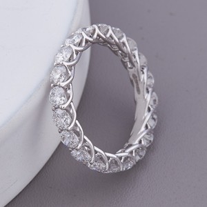 Bague de mariage éternelle entièrement sertie de diamants de laboratoire ronds certifiés IGI, sertissage à griffes en U, en or 9 carats - Product Image 2