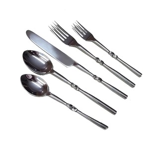 Des couverts élégants qui rehaussent l'authenticité culturelle dans les expériences culinaires traditionnelles, reflétant un mélange de luxe et de bien-être. - Product Image 5