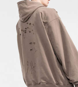 Hoodie streetwear vintage en coton personnalisé, sans cordon, avec motifs graphiques, coupe patchwork, effet vieilli et déchiré, style denim tears, vente en gros - Product Image 2