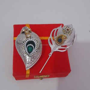 กล่องซินดูร์สีเงินและแท่งติลักในชุดของขวัญสำหรับเทศกาลดีวาลี - Product Image 2