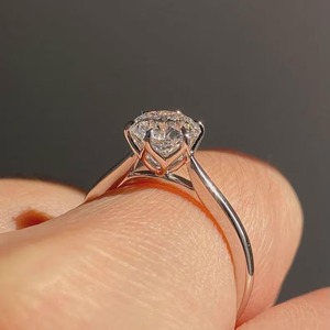 Anillo de compromiso de moissanita de diseñador más vendido para mujer, joyería elegante y lujosa con brillo brillante, disponible para la venta - Product Image 2