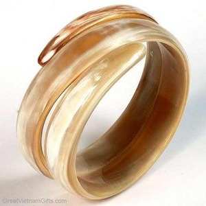 Bracelet en corne de buffle naturelle poli à la main, forme ronde, produit artisanal écologique par Madiha Art And Crafts - Product Image 5