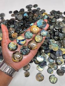 Pierre précieuse cabochon en labradorite ammonite sculptée, à changement de couleur, forme cœur à dos plat, pierre libre pour bijoux - Product Image 2