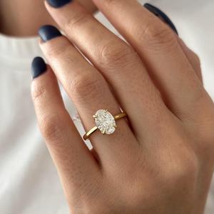 Anillo de Compromiso con Diamantes Cultivados en Laboratorio de 2 Quilates, Corte Ovalado, E VVS2, Diseño de Loto con Halo Oculto, Oro Amarillo de 14k, Certificado IGI - Product Image 1