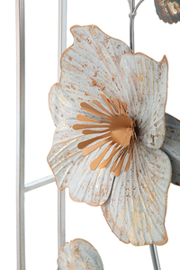 Panneau mural en métal floral blanc vintage, œuvre d'art botanique encadrée avec des accents dorés pour un intérieur élégant - Product Image 5