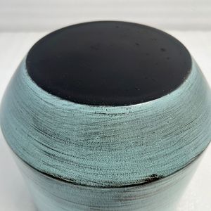 Elegante macetero de hierro con pátina y acabado lacado para sala de estar, patio, jardín y exhibición de plantas en interiores. - Product Image 4