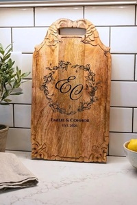 เขียงไม้กระถินแกะสลักลายดอกไม้แบบกำหนดเอง พร้อมสลักชื่อ  ทนทาน ปลอดภัยสำหรับอาหาร เหมาะสำหรับเป็นของขวัญ - Product Image 2