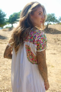 Robe en coton brodée à la main à motifs floraux vintage avec détails en crochet autour du cou et des manches, coupe trapèze, longueur genou, tenue décontractée d'été - Product Image 2