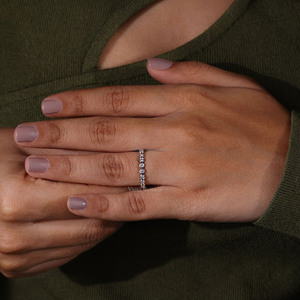 Bague de mariage Vana Jewels B17 en or massif 14 carats avec diamant de laboratoire certifié IGI, sertie de saphirs, entièrement sertie, empilable et assortie - Product Image 4