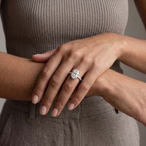 Bague de luxe en moissanite taille ovale plaquée or et argent pour femme avec bande pavée, bijoux de mariage et de fiançailles - Product Image 4