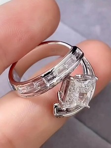 Anillo de Compromiso de Oro Amarillo de 14K con Diamante Cultivado en Laboratorio de Corte Princesa de 1.50CT, Certificado IGI, Claridad VS+, Banda de 2.2MM, Diseño Minimalista - Product Image 3