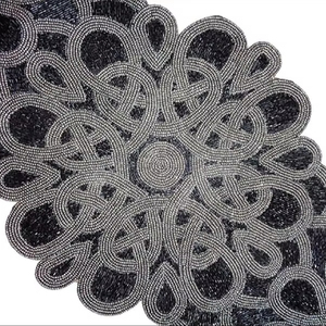 Chemin de table élégant noir perlé – Motif floral artisanal, décoration de centre de table de luxe - Product Image 1