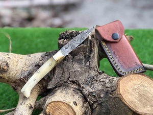Cuchillo de acero de Damasco con punta curva, mango de marfil y funda de cuero, cuchillo de bolsillo para camping y actividades al aire libre, 6.5 pulgadas de longitud total. - Product Image 1
