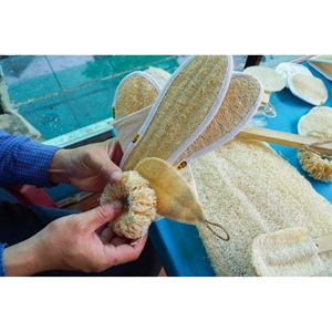Éponge exfoliante naturelle en loofah avec sangle de maintien, écologique, non tissée, pour logo personnalisé OEM - Product Image 3