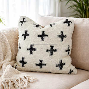 Funda de Almohada Texturizada con Motivo Tribal de Cruz para un Estilo Rústico Escandinavo y Contemporáneo - Product Image 2