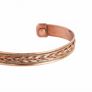 Handgefertigtes Om Namo Narayanaya Kupfer-Messing-Armband, Spiritueller Multimetall-Armreif mit Graviertem Hindu-Mantra, Heilendes Armband im Großhandel - Product Image 5