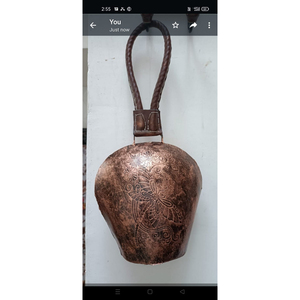 Cloche de Noël artisanale en cuivre antique, clochette rustique en métal gravée avec sangle en cuir pour les fêtes, vente en gros - Product Image 1