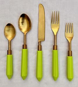 Ensemble de couverts de style vintage avec manche en résine et couverts en acier inoxydable finition or mat PVD, cuillère et fourchette, au meilleur prix - Product Image 2