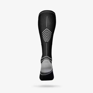 Chaussettes de sport montantes pour hommes, noires, respirantes, en tricot de spandex et polyester, style classique d'été, motif uni - Product Image 2