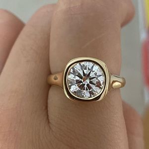 Bague de fiançailles classique ronde en moissanite de 2,50 carats, sertie de griffes en or jaune 14 carats, certifiée IGI, best-seller Iced Jewelz - Product Image 5