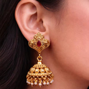 Boucles d'oreilles Jhumka traditionnelles indiennes en laiton plaqué or avec des gouttes de perles d'imitation, bijoux de mariage tendance pour femmes - Product Image 1