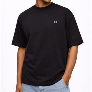 Camiseta de algodón negra de cuello redondo para hombre, estilo urbano, construcción resistente, corte holgado, para producción al por mayor - Product Image 1