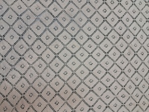 Suministro al por mayor de tela de encaje de ganchillo de primera calidad con corte festoneado en ambos lados - Ganchillo de algodón con patrón geométrico de diamantes para vestidos y conjuntos coordinados - Product Image 5