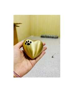 Urne funéraire en laiton pour animaux de compagnie en forme de cœur / Urne funéraire en laiton doré en forme de cœur avec pattes noires / Urne funéraire pour animaux de compagnie - Product Image 1