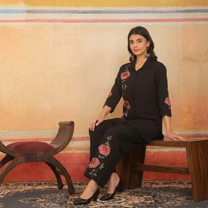 Ensemble deux pièces en crêpe noir brodé de fleurs pour femmes, col rabattu, manches trois quarts, coupe ample, élégant, à porter en toutes saisons - Product Image 4