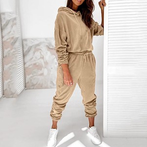 Conjuntos de Dos Piezas de Lujo para Mujer 2026: Chándales de Terciopelo de Diseñador con Logotipo Bordado Personalizado, Top Corto Ajustado y Pantalones con Capucha - Product Image 2