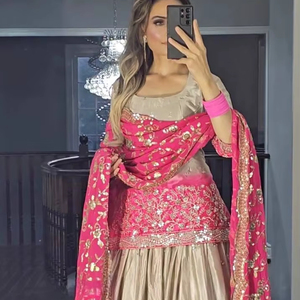 Robes de soirée roses de créateur, taille M, tenue de fête avec haut et pantalon Sharara Plazzo et dupatta, look exquis - Product Image 1