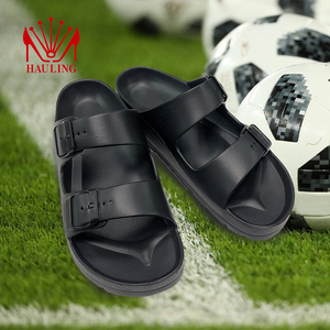 Fabricante de calzado EVA de moda para playa y exteriores con capacidad de producción en masa para sandalias al por mayor con temática de fútbol. - Product Image 1