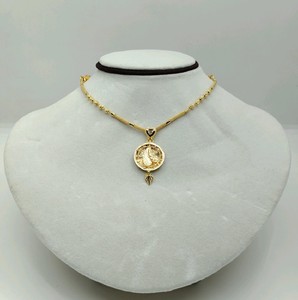Collar de Oro Amarillo con Colgante de Rombo Texturizado y Detalles de Cuentas Intrincadas, Joyería Fina Sofisticada para Mujer - Product Image 1