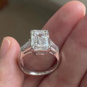 Anillo de Compromiso Iced Jewelz con Moissanita de 5.45 Quilates, Corte Esmeralda, Engaste de Garras, Oro Amarillo de 14k, Estilo Romántico, Joyería Fina al por Mayor - Product Image 2